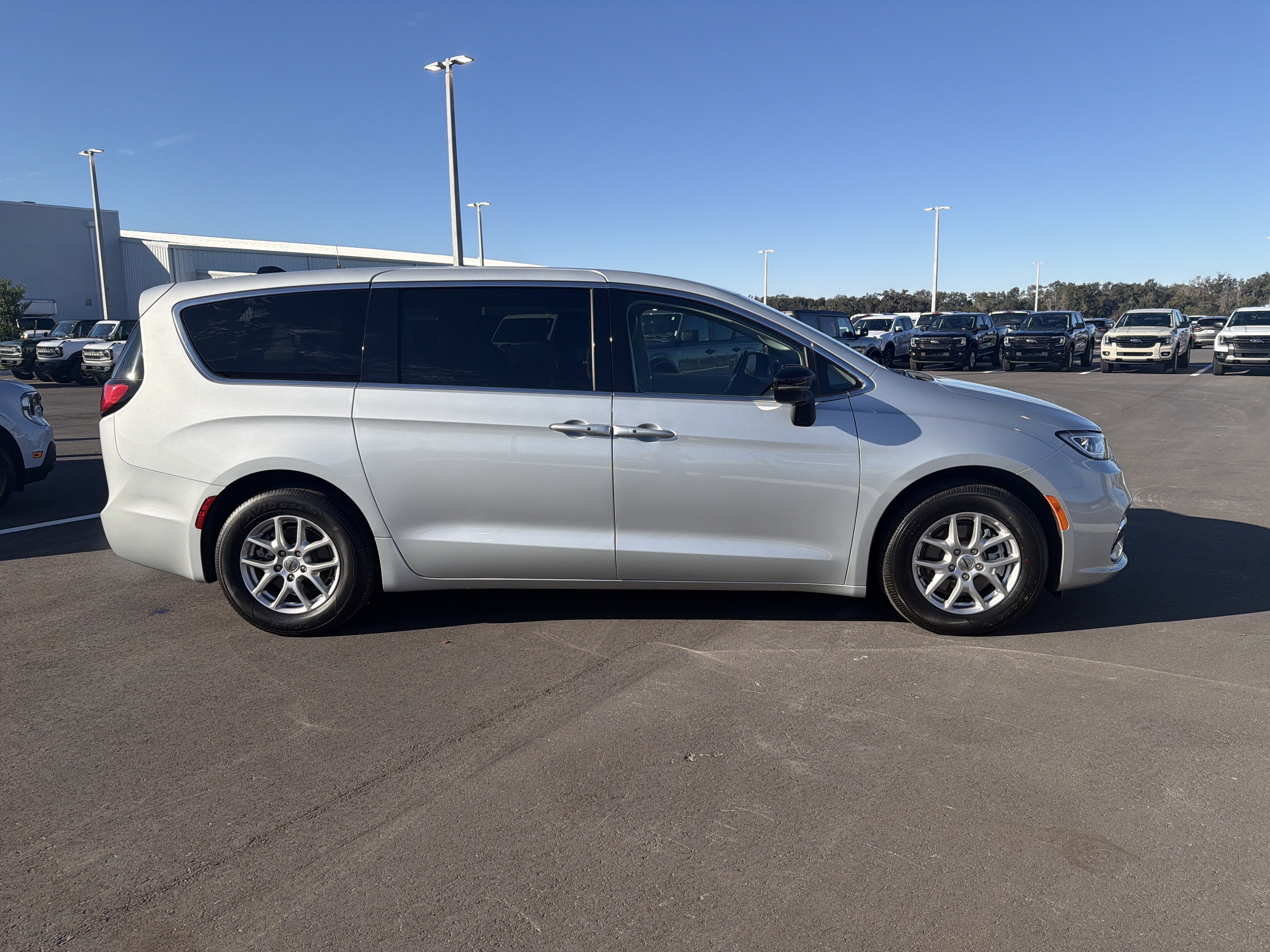 2024 Chrysler Pacifica Touring L
