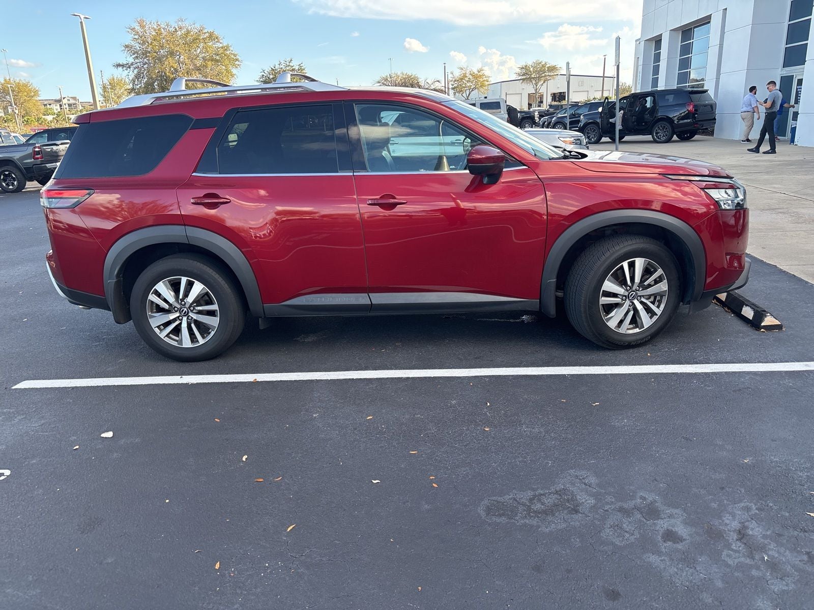 2023 Nissan Pathfinder SL