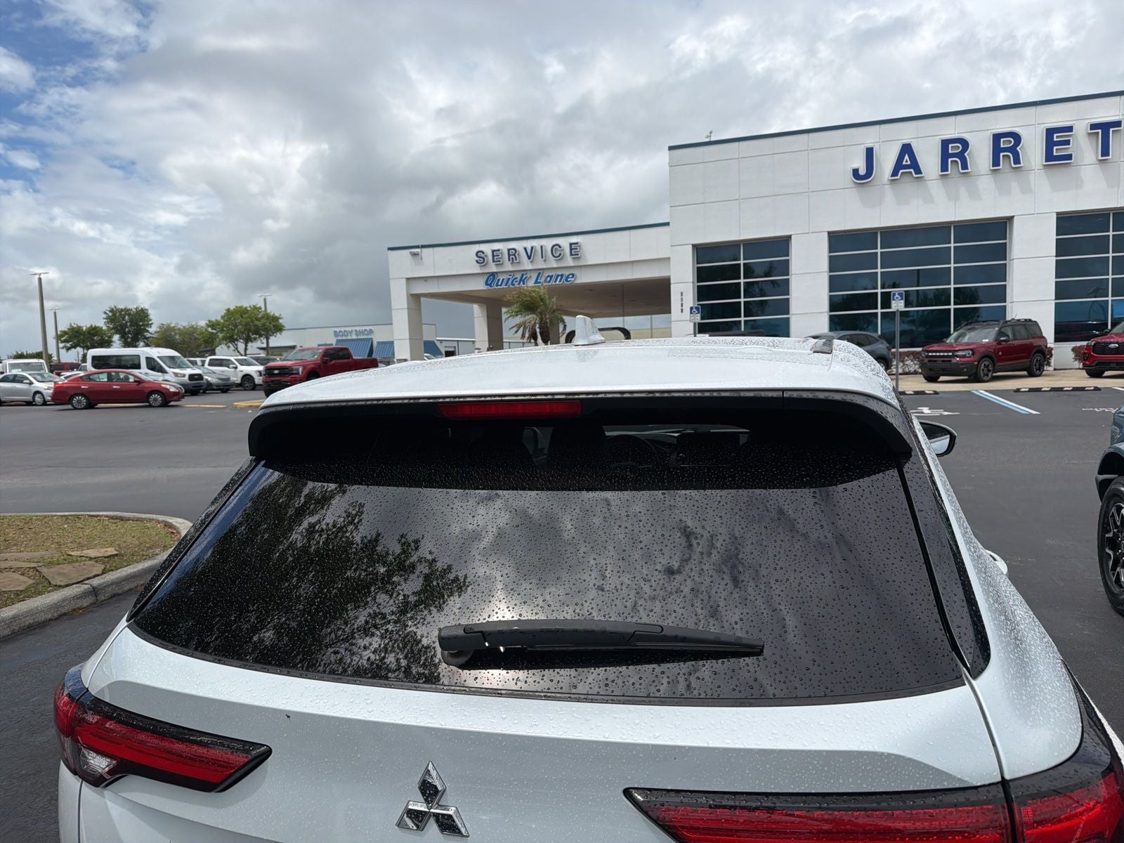 2024 Mitsubishi Outlander SE