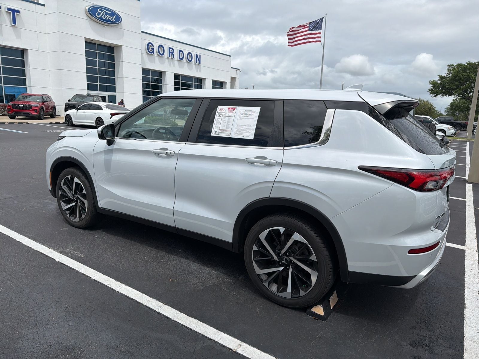 2024 Mitsubishi Outlander SE