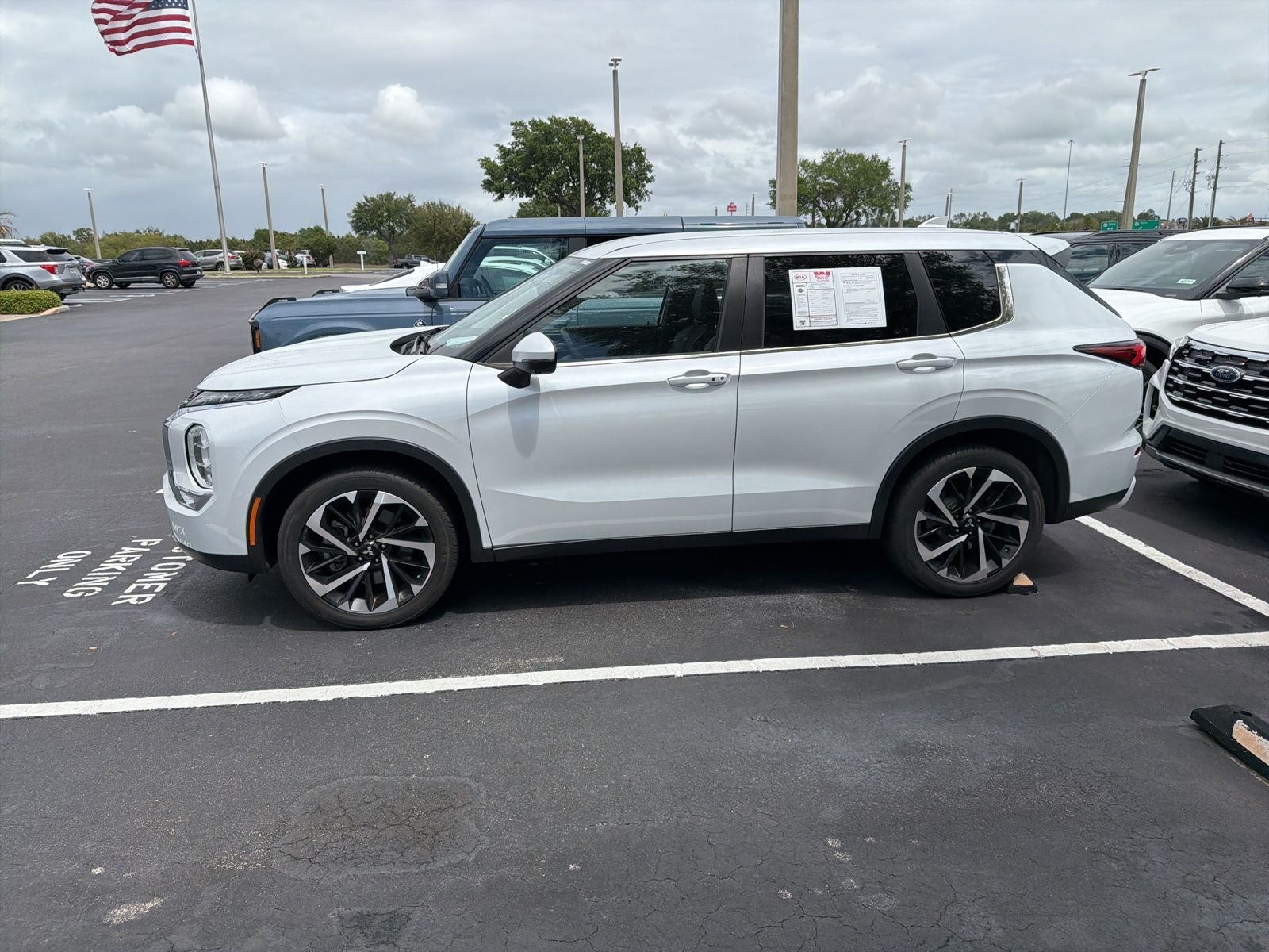 2024 Mitsubishi Outlander SE